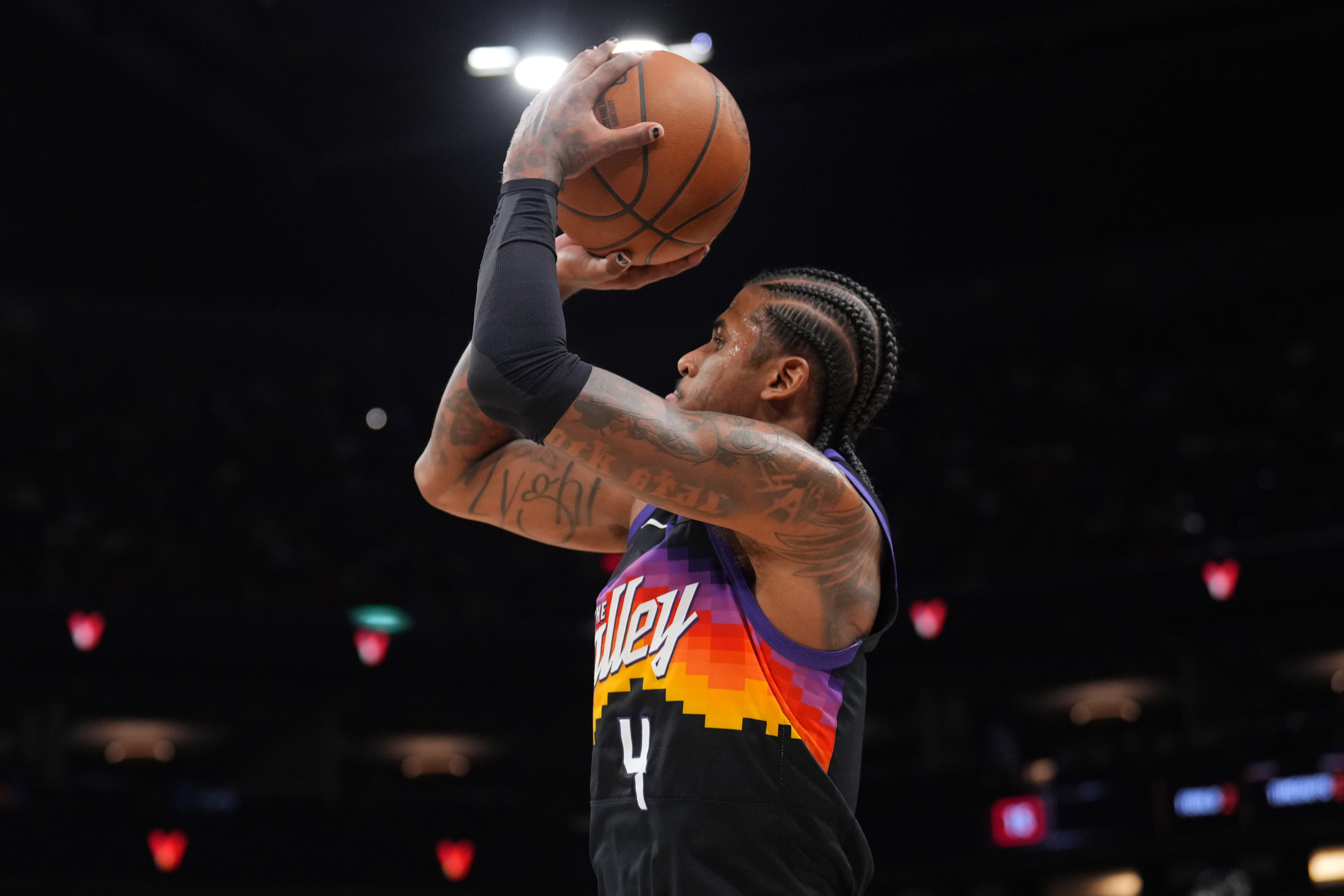 海星体育在线娱乐-布克：杰伦·格林开场为我们定下比赛基调 直接拉开了场上空间