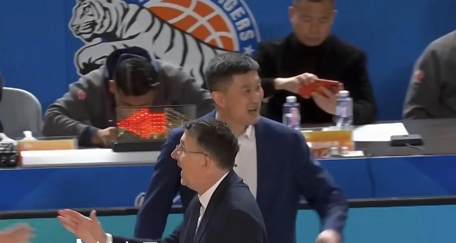 海星体育入口-广东3消息！杜锋被批输球后还在笑，徐杰最新伤情，萨林杰被劝退